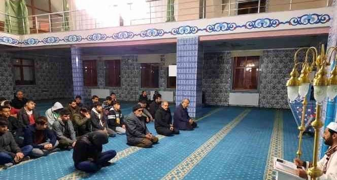 Bingöl’de öğretmenler ve öğrenciler sabah namazında buluştu