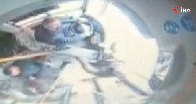 Beyoğlunda seyir halindeki İETT şoförüne saldırı kamerada