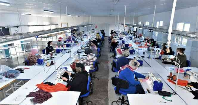 Kadınlar bu merkezde tekstilin inceliklerini öğreniyorlar