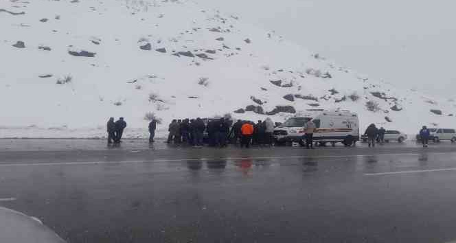 Tatvan’da iki araç çarpıştı: 1 ölü, 4 yaralı