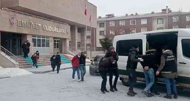 Tutuklu ve hükümlülere uyuşturucu temini iddiasıyla 7 zanlı tutuklandı