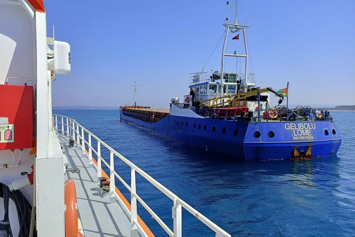 Çanakkale Boğazı'nda karaya oturan gemi kurtarıldı
