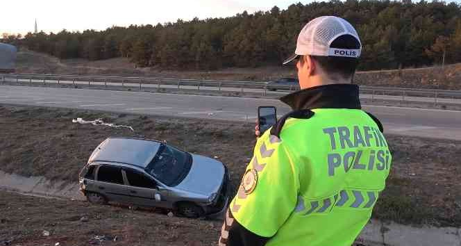 Takla atan otomobil şarampole devrildi, sürücü ağır yaralandı