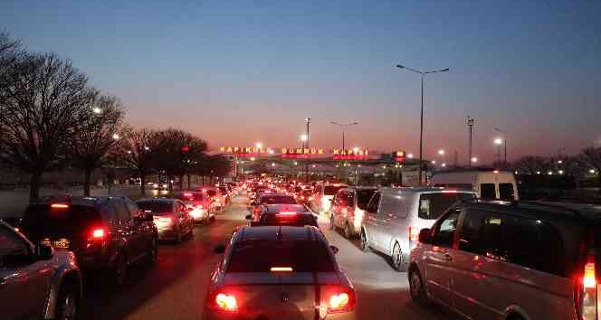 Edirne’de alışverişten dönen Bulgarlar Kapıkule’de uzun araç kuyruğu oluşturdu