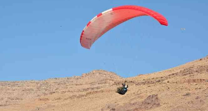 Şehit Kaymakam Safitürk anısına yamaç paraşütü yapıldı