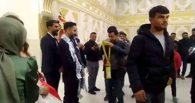 Siirt’te renkli düğün takı merasimi: Damada sıvı yağ ve çay takıldı