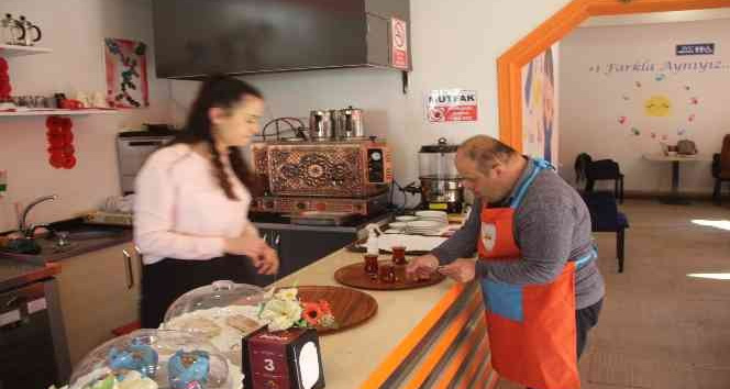 Down sendromluların çalıştığı kafeye yoğun ilgi