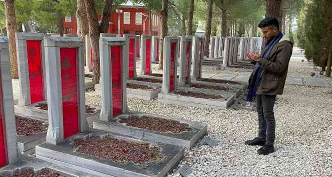 Atalarının mezarını 107 yıl sonra üniversitenin gezisi vesilesiyle ziyaret etti