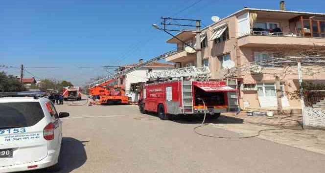 Altınova’da çatı yangını kısa sürede söndürüldü