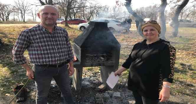 Edirne’de havaların ısınmasıyla vatandaşlar piknik alanlarına koştu