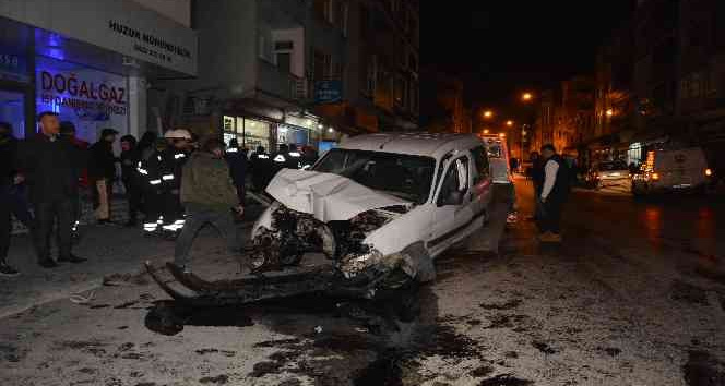 Kontrolden çıkan araç caddeyi birbirine kattı: 1 yaralı