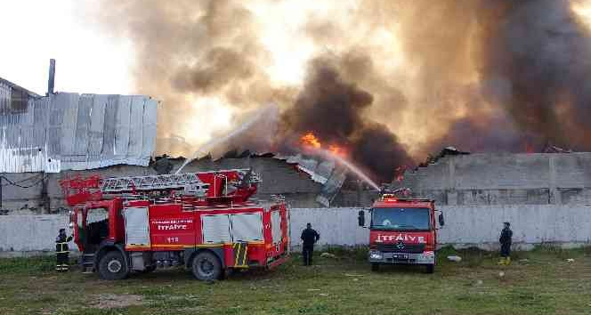 Geri dönüşüm fabrikasında çıkan yangını söndürme çalışmaları devam ediyor