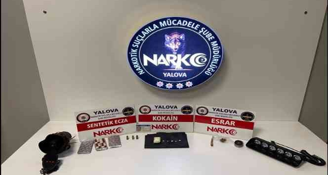 Çakar lamba ve polis sireni bulunan araçtan uyuşturucu çıktı