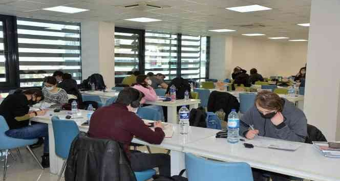 Kitapseverlerin buluşma noktası oldu, 24 saat hizmet veriyor