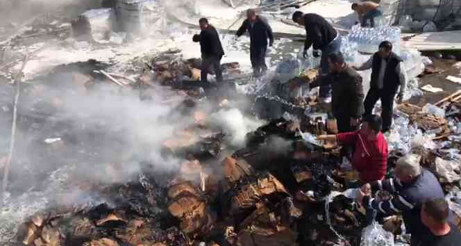 Su fabrikasındaki yangına pet şişeyle müdahale