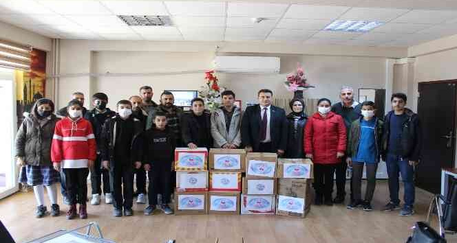 Kahta kırsalındaki 700 ortaokul öğrencisine kitap dağıtıldı