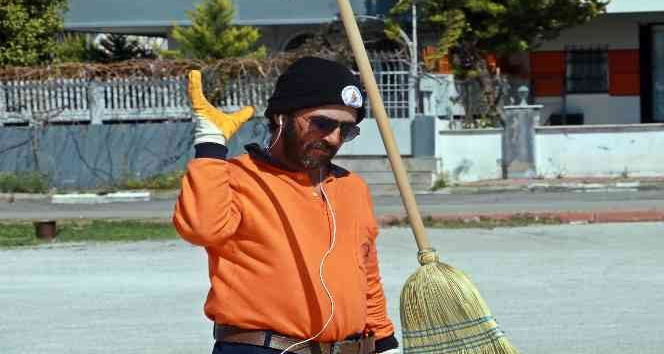 Antalya sokaklarının çılgın süpürgecisi