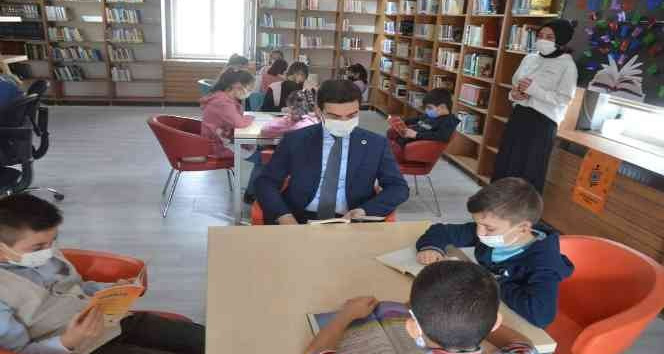 Kaymakam Güzel, öğrencilerle kitap okudu