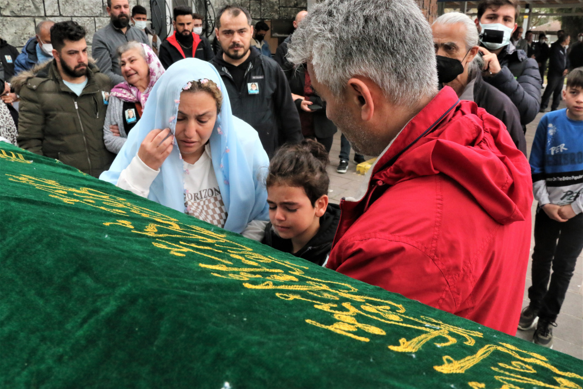 Küçük Mahra’ya anne, baba ve kardeşinden gözyaşları arasında son dokunuş