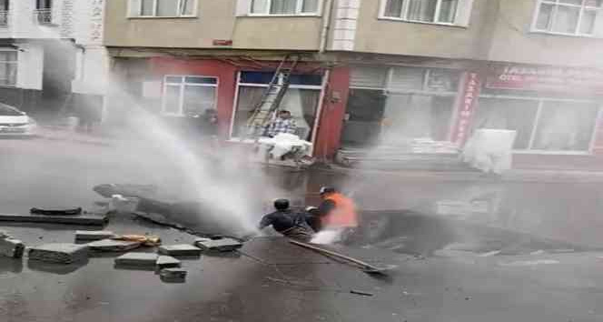 Bayrampaşa’da İSKİ’nin çalışması sırasında su borusu patladı