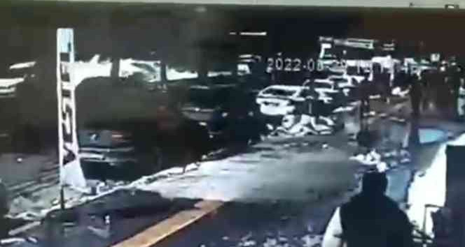 Tonlarca ağırlıktaki karın araçların üzerine düşme anı kamerada