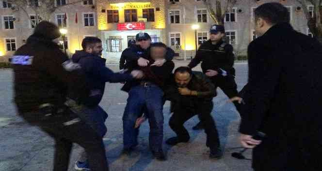 Üzerine benzin dökerek kendini yakmak isteyen vatandaşa polis müdahale etti