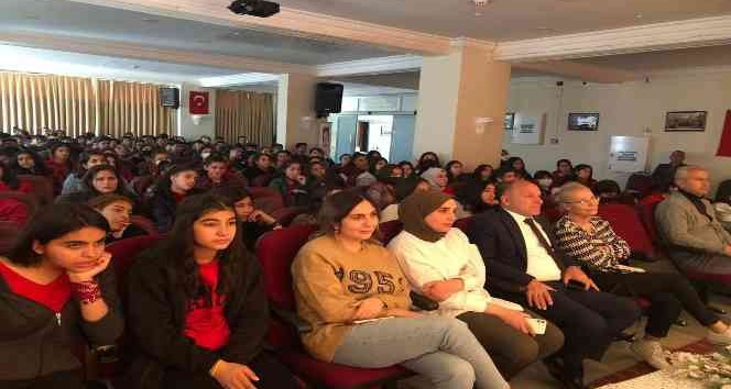 ‘Uçurum’ adlı tiyatro oyunu, öğrencilerin beğenisini kazandı