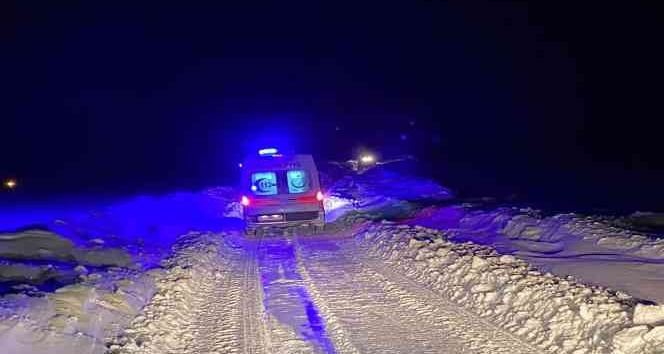 Ardahan’da kardan mahsur kalan 3 hasta 4 saatlik çalışmayla hastaneye ulaştırıldı
