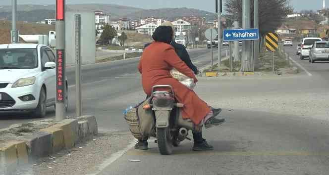 Motosikletle tehlikeli yolculuk kamerada