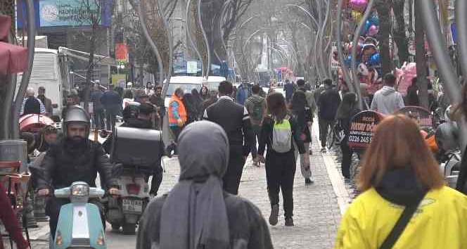 Sıcak havayı fırsat bilen Yalovalılar soluğu sokakta aldı