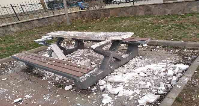 Bingöl’de park alanlarına zarar veriliyor