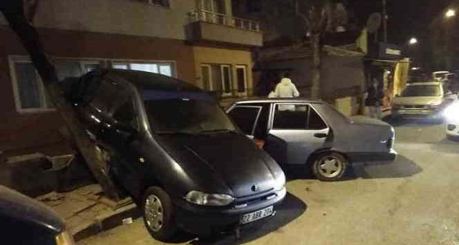 Park halindeki aracı önüne katıp, bahçe duvarına çarptı