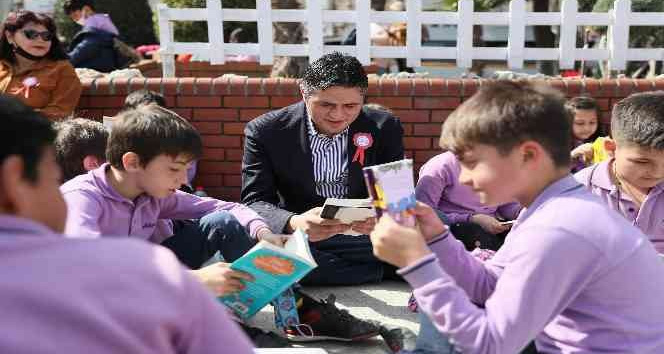 Aliağa’da ilçe protokolü öğrencilerle birlikte kitap okudu