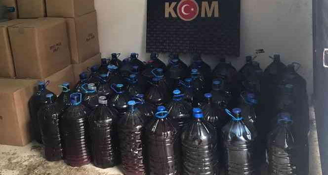 Polis battaniyeyi kaldırınca ortaya çıkardı: 945 litre kaçak içki ele geçirildi
