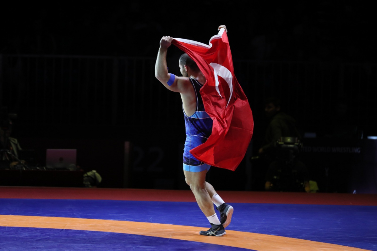 Avrupa Güreş Şampiyonası'nda Feyzullah Aktürk, altın madalyanın sahibi oldu