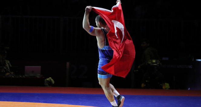 Avrupa G&uuml;reş Şampiyonasında Feyzullah Akt&uuml;rk, altın madalyanın sahibi oldu