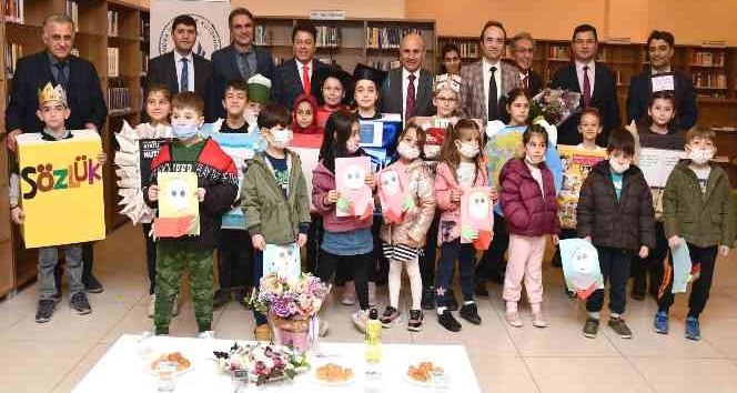 Kütüphanede coşkulu kutlama