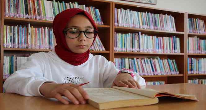 10 yaşındaki Semanur, 1 yılda 234 kitap okudu