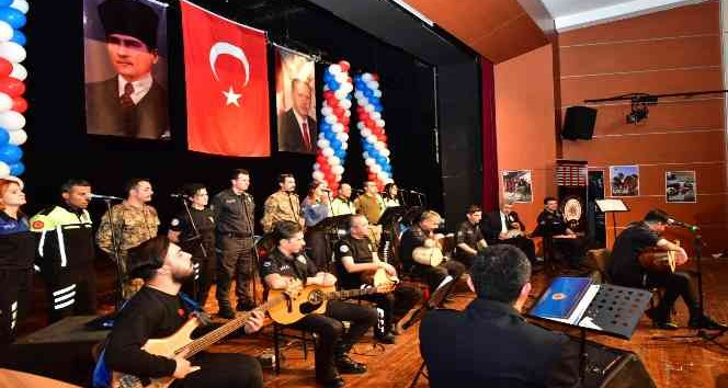 Polis korosu bu kez protokole konser verdi