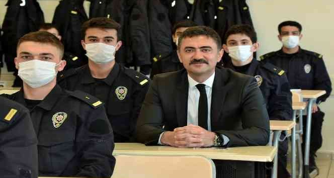 Vali Tekbıyıkoğlu: "Polisler devletin görünen üniformalı yüzleri"