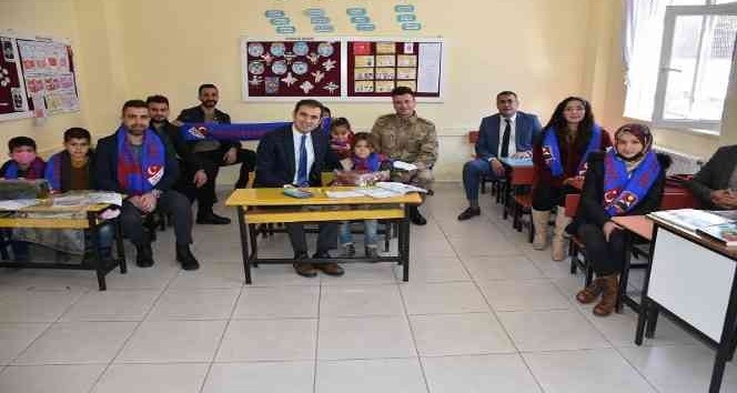 Sason Kaymakam Mete, öğrencilere mont ve atkı hediye etti