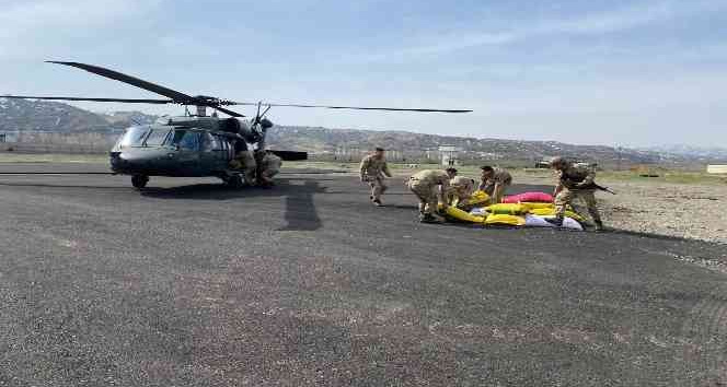 Üreticinin imdadına jandarma yetişti, yemler helikopter ile ulaştırıldı