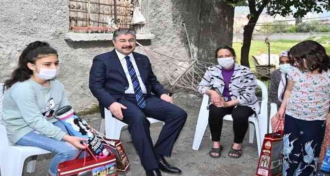 Osmaniye Valisi, konuk olduğu ailelerin sorunlarına ortak oluyor