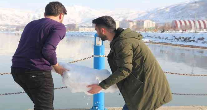 Kuraklığa dikkat çekmek amacıyla Van Gölü’ne kar kütleleri attılar