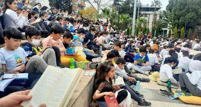 Osmaniye’de 450 öğrenci meydanda kitap okudu