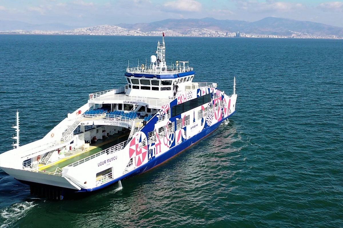 İzmir'de arabalı vapur seferlerine fırtına engeli