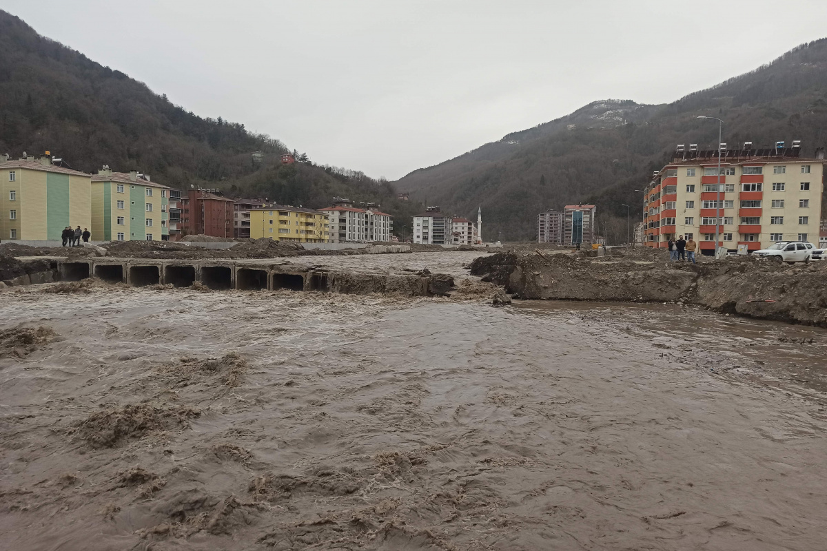 Bozkurt’ta kar sularının erimesiyle Ezine çayı taştı: Geçici köprü hasar gördü