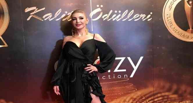 Ünlü oyuncu ve sunucu Aksu başarılarıyla göz dolduruyor