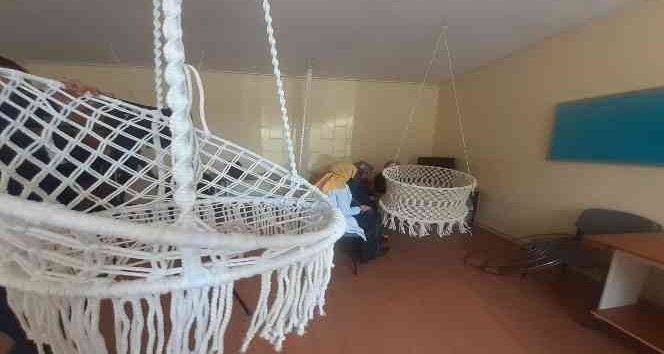 Hem meslek öğrenen hem para kazanan kursiyerler siparişlere yetişemiyor