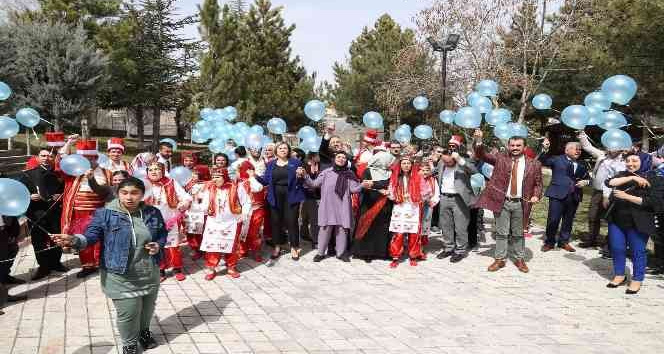 Otizm Farkındalık Günü mavi balonlar uçurularak kutlandı